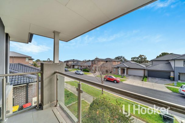 Family House with a Nice Layout in Point Cook for Lease! - Photo 1