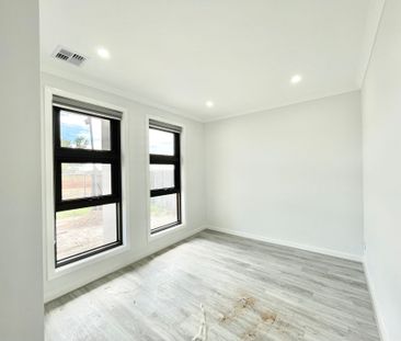 Modern Family Living in Thornhill Park Estate! - Photo 3