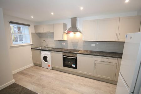 2 bedroom ground floor flat to rent - Photo 3