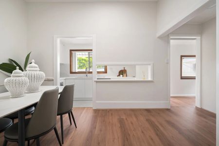 Charming Renovated Home in a Prime Carlton Location - Photo 3