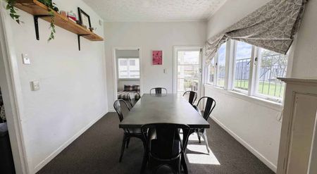 Tucked-Away Gem on Te Atatu Road – 3-Bedroom H... - Photo 2