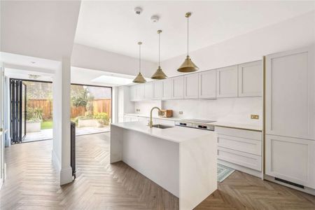 Recently refurbished 5 bedroom terraced house - Photo 3