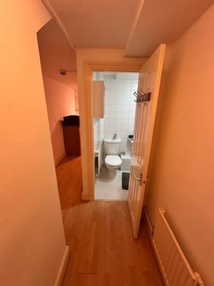 Bedsit, Wrights Lane, W8 - Photo 1