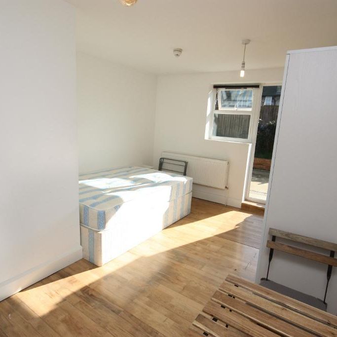 Norbroke Street, East Acton, London, W12 0QU - Photo 1