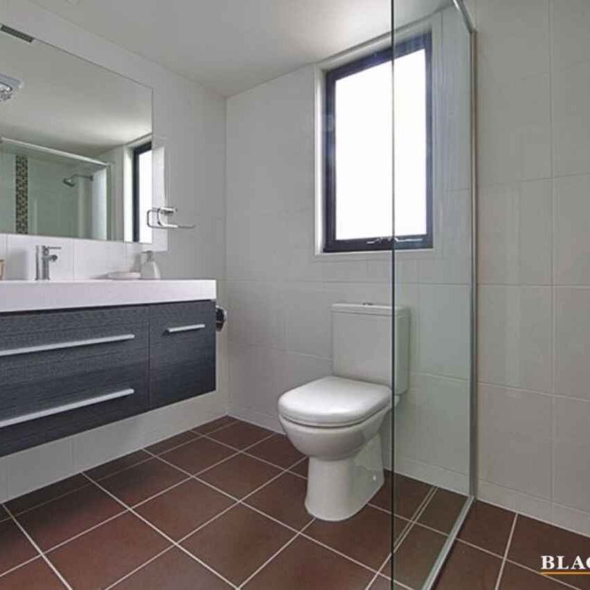 Modern Apartment in the Heart of Griffith! - Photo 1