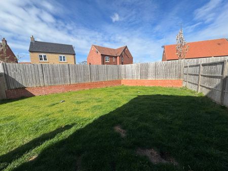 3 bedroom semi-detached house to rent - Photo 4