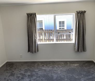 Located down a quiet street in Hamilton East, this tastefully moder... - Photo 4