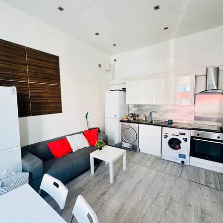 Uxbridge Road, Shepherds Bush, London, W12 9DT - Photo 3