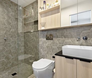 Modern, Spacious & Light Filled Apartment! - Photo 3