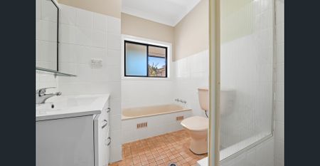 PRIME TOP FLOOR APARTMENT OPPOSITE PRISTINE BEACHES, ROCKPOOLS AND OCEANFRONT PARK - Photo 3