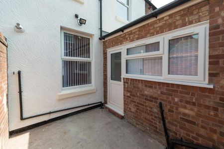 4 bedroom terraced house to rent - Photo 3