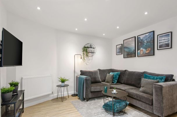 FABULOUS SHARED HOUSE FOR PROFESSIONALS ON POPULAR RESIDENTIAL ESTATE - Photo 1