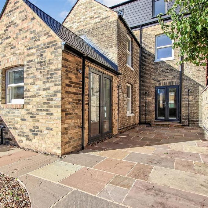 4 bedroom end of terrace house to rent - Photo 1