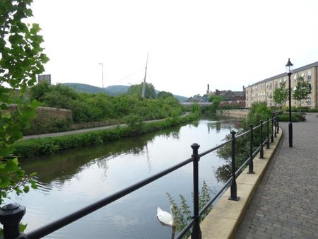 2 bedroom Flat To Let - Photo 2