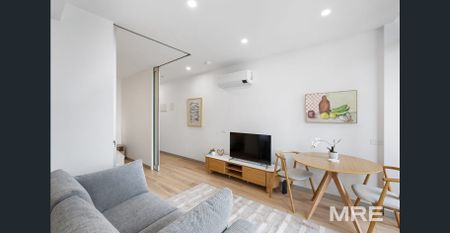 Located in the heart of it all - Photo 3