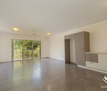 3 bed 3 Ensuites Great Location - Photo 3