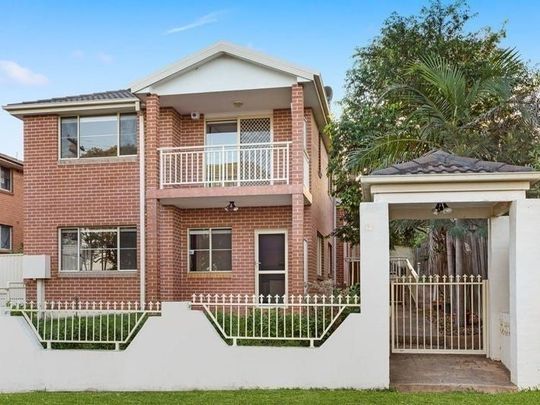 Spacious & Modern Double Storey Townhouse - Photo 1