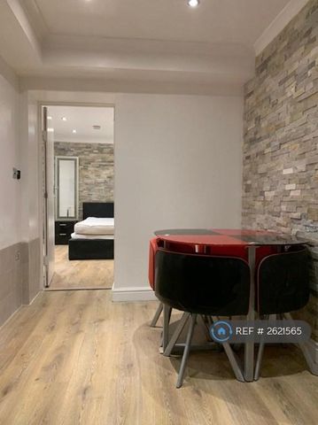 1 bedroom in a flat share to rent - Photo 2