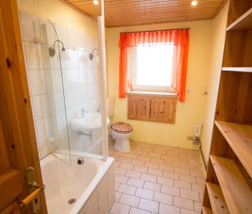 Schöne 4 ZKB Dachgeschosswohnung mit EBK, Badewanne & Stauboden im ... - Foto 2