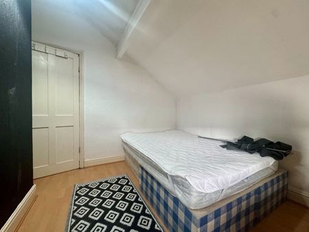 4 Bed End Terrace, Thornville Street, LS6 - Photo 3
