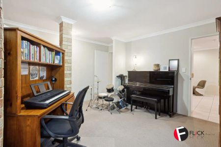 “Spacious 5 x 2 family home in a quiet cul-de-sac with a below ground pool !” - Photo 3