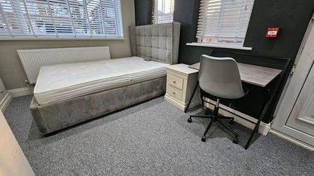 1 bedroom in a house share to rent - Photo 2