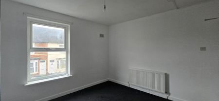 4 bedroom end of terrace house to rent - Photo 3