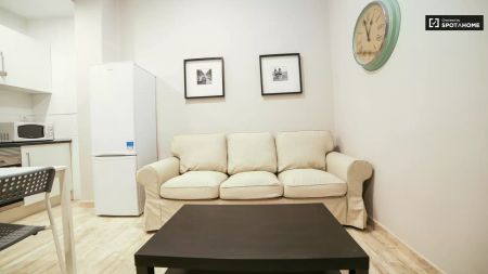 Double bed in Room in a shared 4-bedroom apartment for rent in La Gran Vía, professionals only - Foto 2