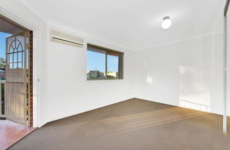 Modern 3-Bedroom Townhouse with Private Entrance & Superb Convenience - Photo 2