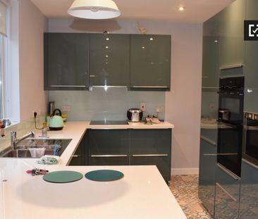 Room for rent in 3-bedroom apartment in Raheny, Dublin - Photo 4