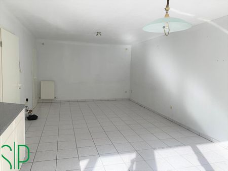 Ruim twee-slaapkamerappartement met terras en autostaanplaats in het centrum van Geel. - Photo 2