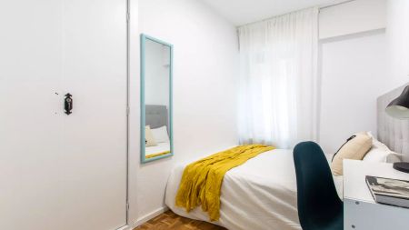 Room in a shared 10-bedroom apartment for rent in Estrella - Photo 2
