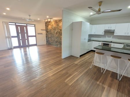 MODERN AND SPACIOUS - Photo 4