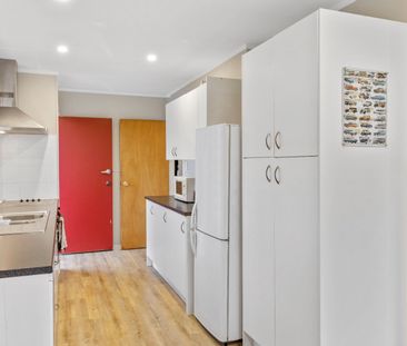 Tidy 3 bedroom home with elevated deck - Photo 4