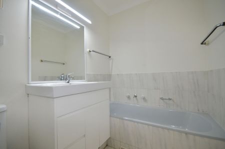 3 Bedroom Townhouse!! - Photo 2