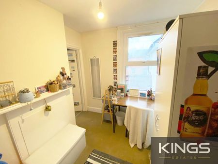 5 bedroom detached house to rent - Photo 2