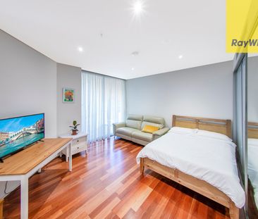 FULLY FURNISHED DESIGNER STUDIO APARTMENT - Photo 2