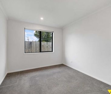 Comfort and Convenience Near Titirangi Village - Photo 2