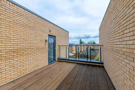 4 bedroom townhouse to rent - Photo 2