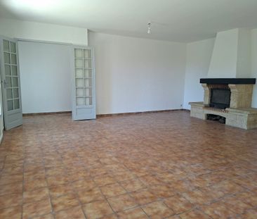 Location Maison 5 pièces 124m² VAUVERT 30600 - Photo 1