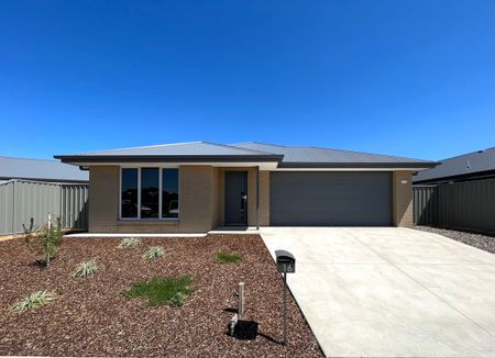 BRAND NEW 4 BEDROOM HOME WITH GARDENER - Photo 5
