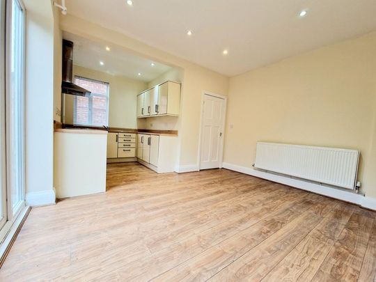 3 bedroom semi-detached house to rent - Photo 1