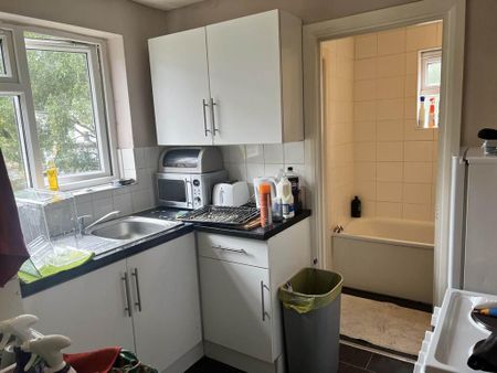 2 bedroom flat to rent - Photo 2