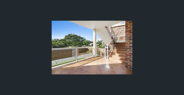 Spacious Sunlit Three Bedroom Apartment - Photo 1