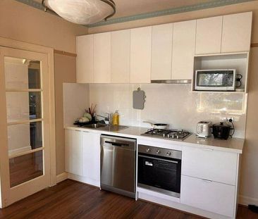 Private rooms, less than 10 minutes to Box Hill Central, and Deakin... - Photo 5