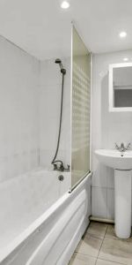 3 bedroom flat in London - Photo 4