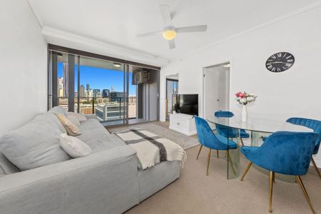 Modern Apartment in Prime Fortitude Valley Location - Photo 2