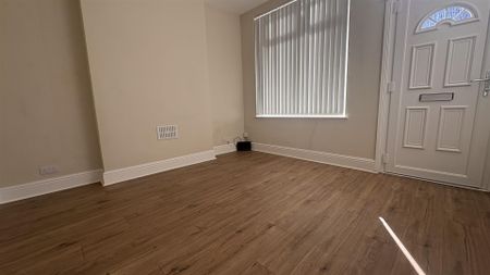 To Let - Photo 3