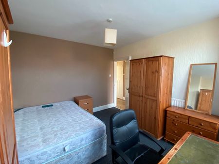 4 Bed Semi-Detached House, Brentbridge Road, M14 - Photo 5