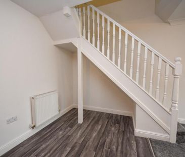 2 bedroom mews to rent - Photo 1